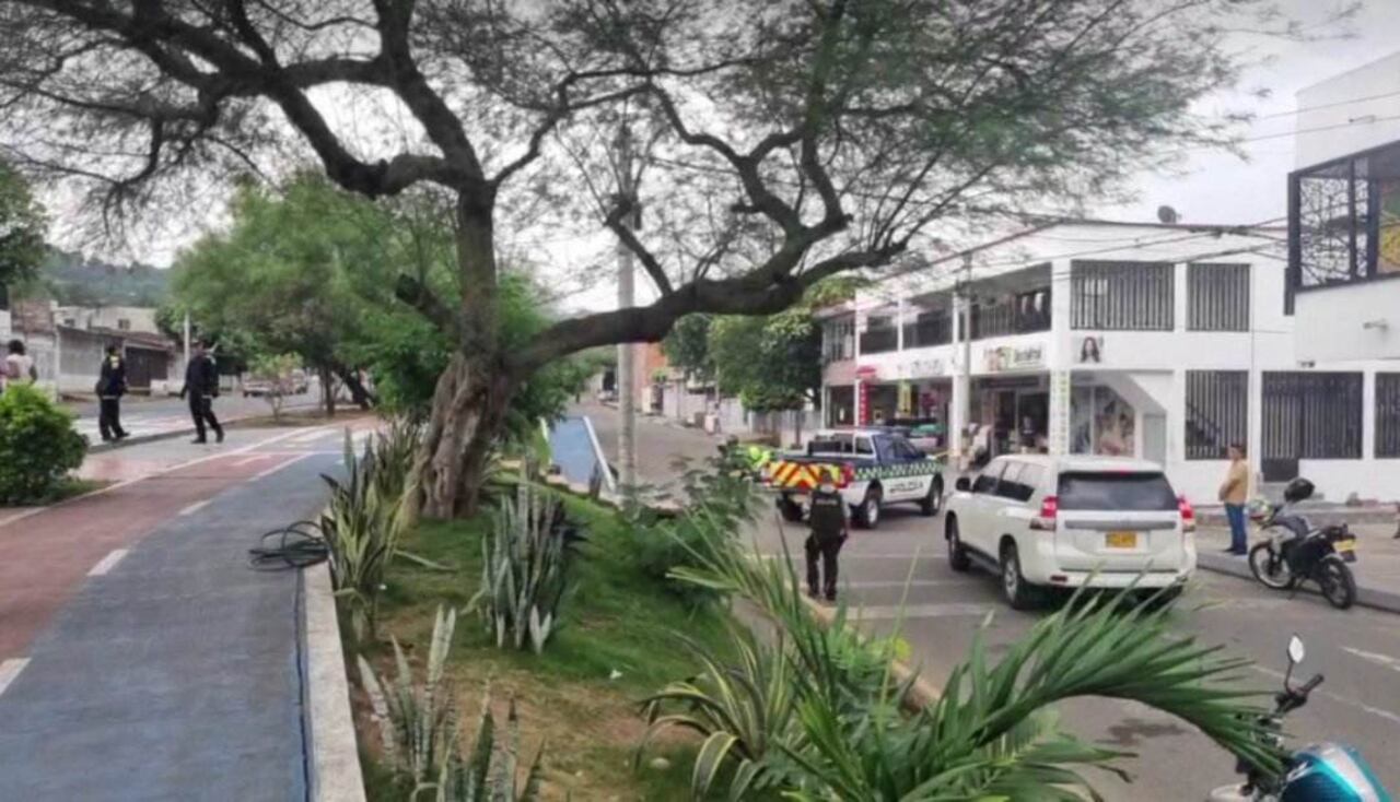 Esta es la doble vía del barrio La Victoria.