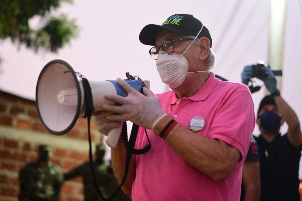El alcalde de Cúcuta, Jairo Yañez, es conocido como "el viejito del megáfono" porque así hizo su campaña.