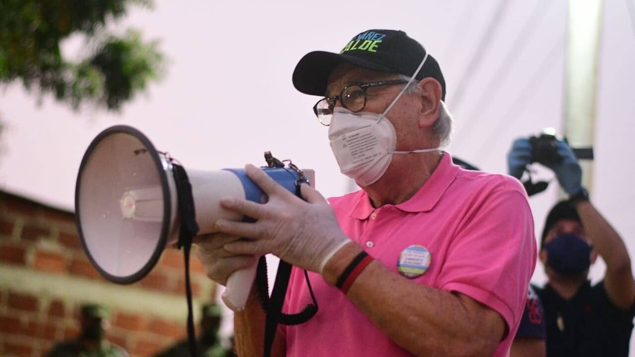 El alcalde es conocido como "el viejito del megáfono" porque así hizo su campaña.