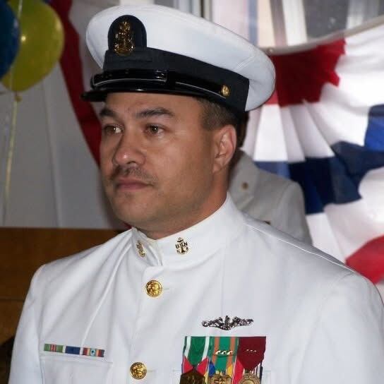 Paul es un veterano de la Marina de los EE. UU. con más de 21 años de servicio y actualmente trabaja para la Policía Estatal de Michigan.