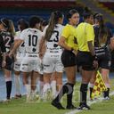 Tras una discusión de reclamo de las futbolistas del equipo de Villavicencio que duró alrededor de ocho minutos, se reunieron estando en el terreno de juego y tomaron la decisión de no continuar con el partido, lo cual hizo que se empezara a oír los abucheos en la tribuna ante tan insólita situación.