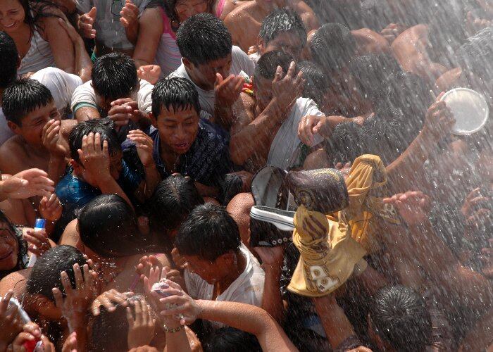  En las tardes, un carro cisterna de las Empresas Municipales de Cali, Emcali, refresca a los indígenas con un gran chorro de agua, para paliar las altas temperaturas que por estos días azota a la capital del Valle.