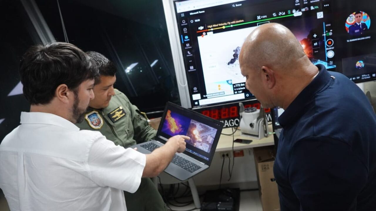 Preparan nueva maniobra para sofocar llamas en el gigantesco incendio en Barranquilla.