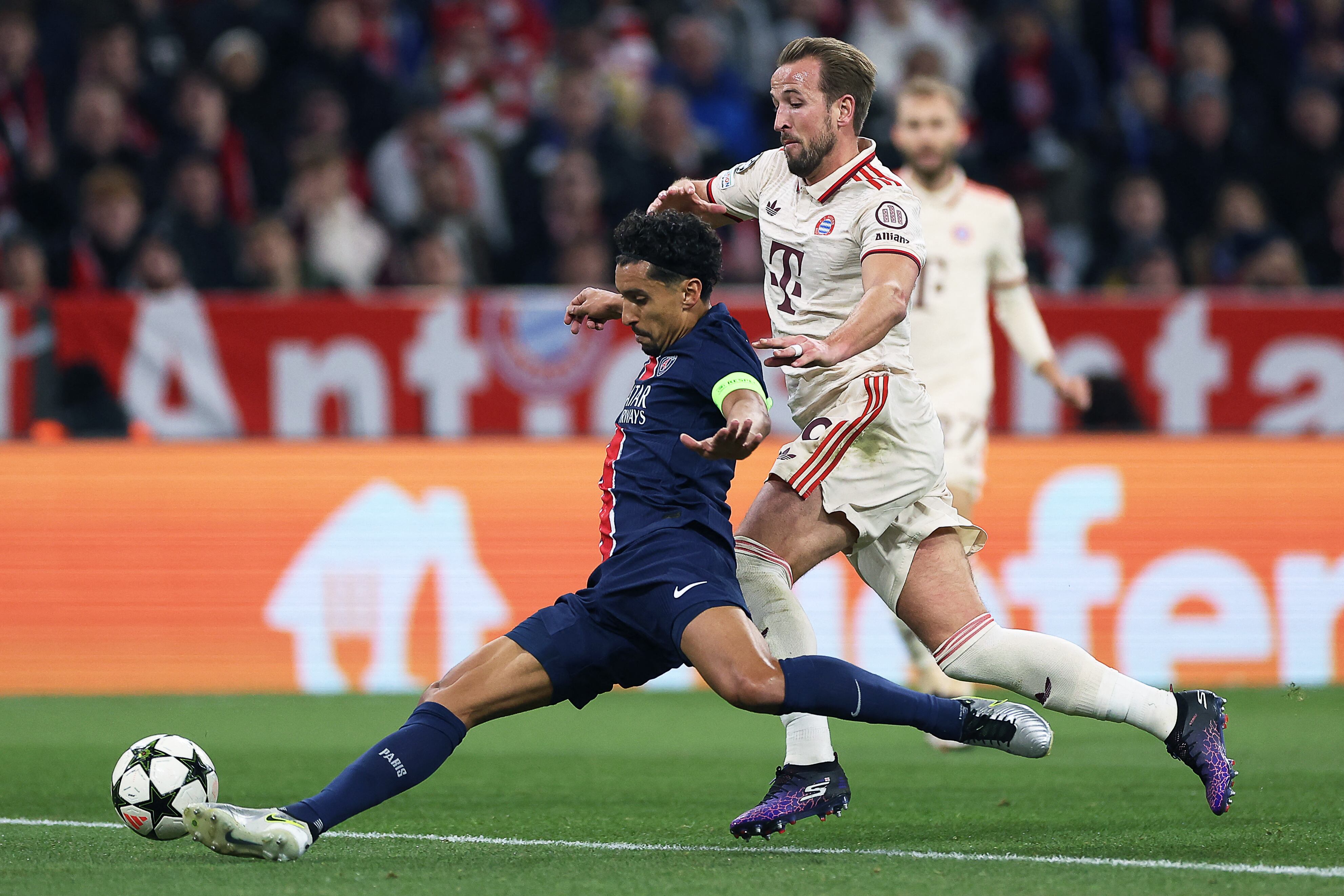 El defensor brasileño del Paris Saint-Germain #05 Marquinhos (L) lucha por el balón con el delantero inglés del Bayern Munich #09 Harry Kane.