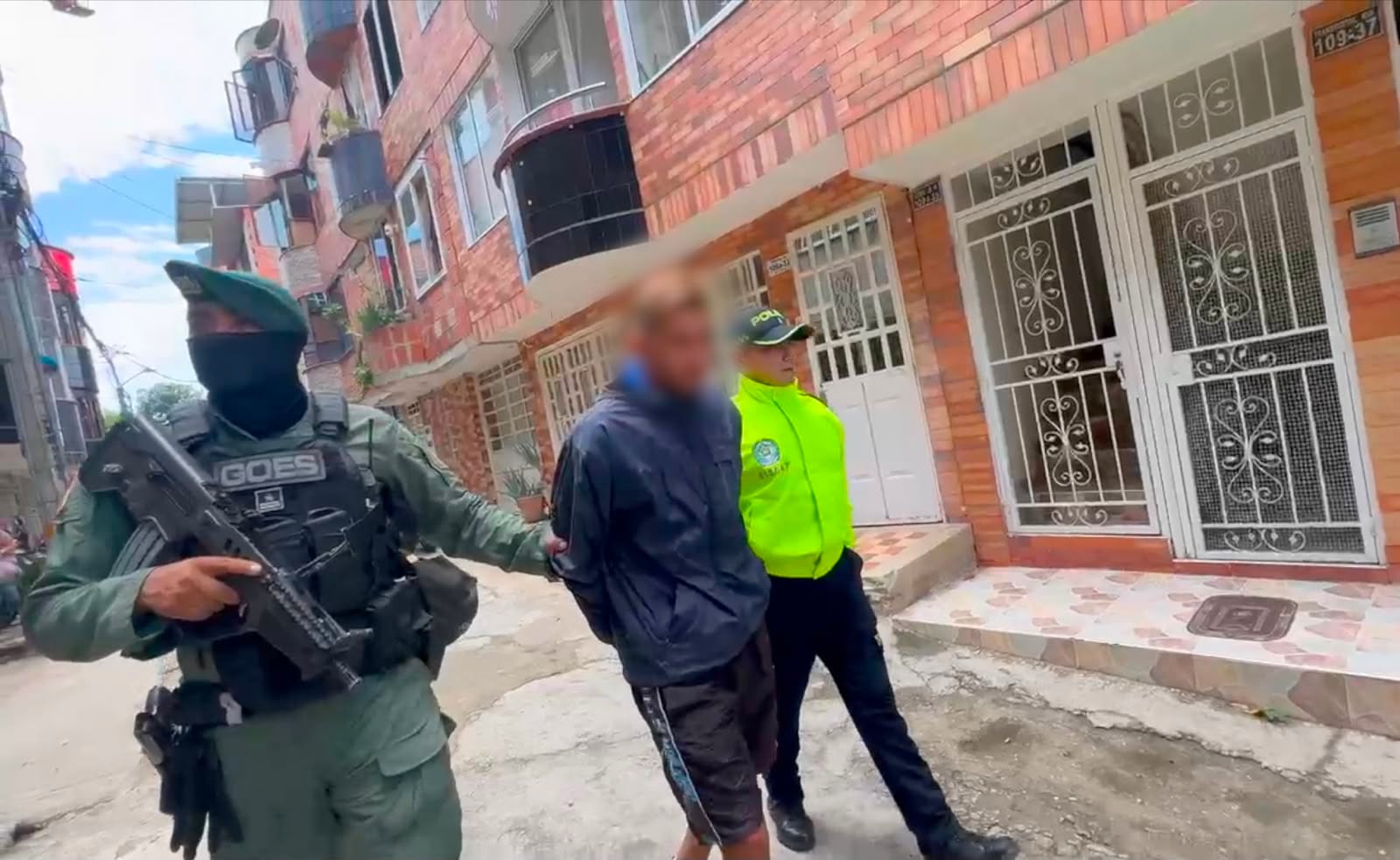 Momento en el que es trasladado el presunto depredador sexual de menores de edad.