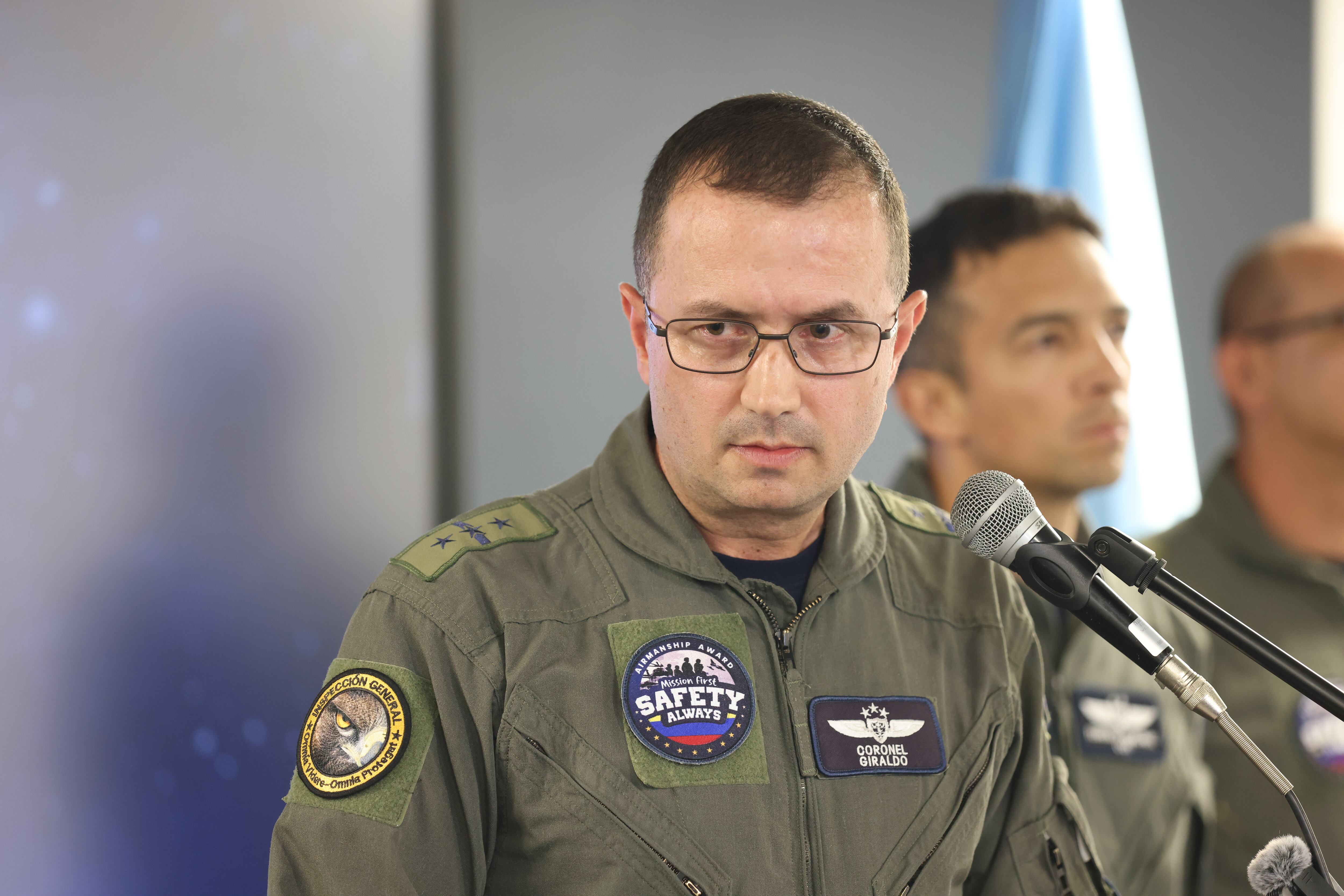 Rueda de prensa presentación del informe preliminar de la investigación del accidente del Hércules C-130, en Puerto Leguízamo. Coronel Luis Fernando Escobar, líder de la Investigación.