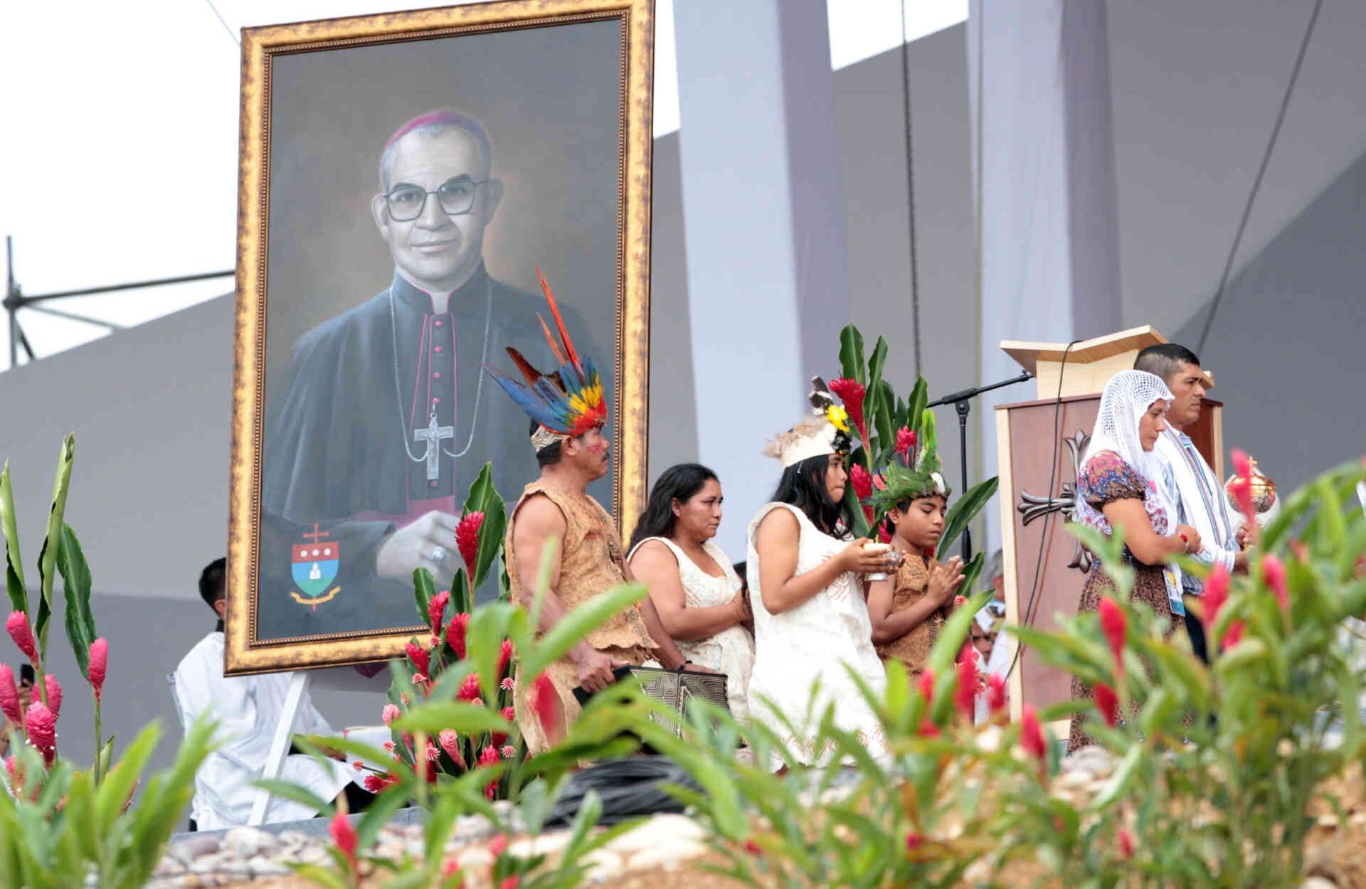 Indígenas en la misa de beatificación. Al fondo la imagen de beato Pedro María Ramírez. Foto: Esteban Vega// SEMANA.  