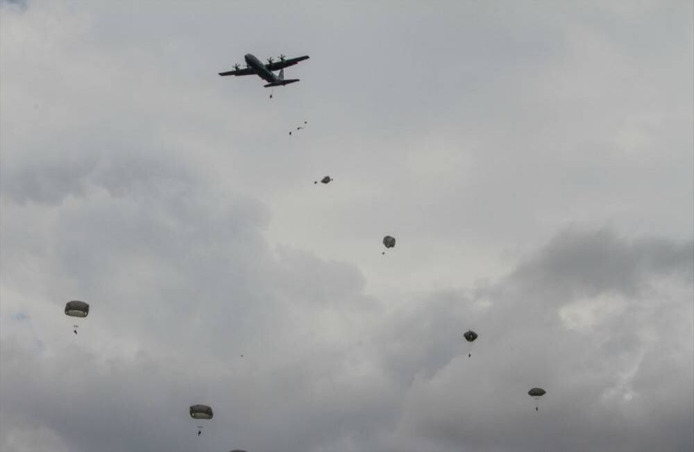 Se utilizaron en total cinco transportadores aéreos: tres helicópteros UH-60, dos aviones C-130 norteamericanos y un C-295 colombiano. Foto: Juancho Torres/ Anadolu.