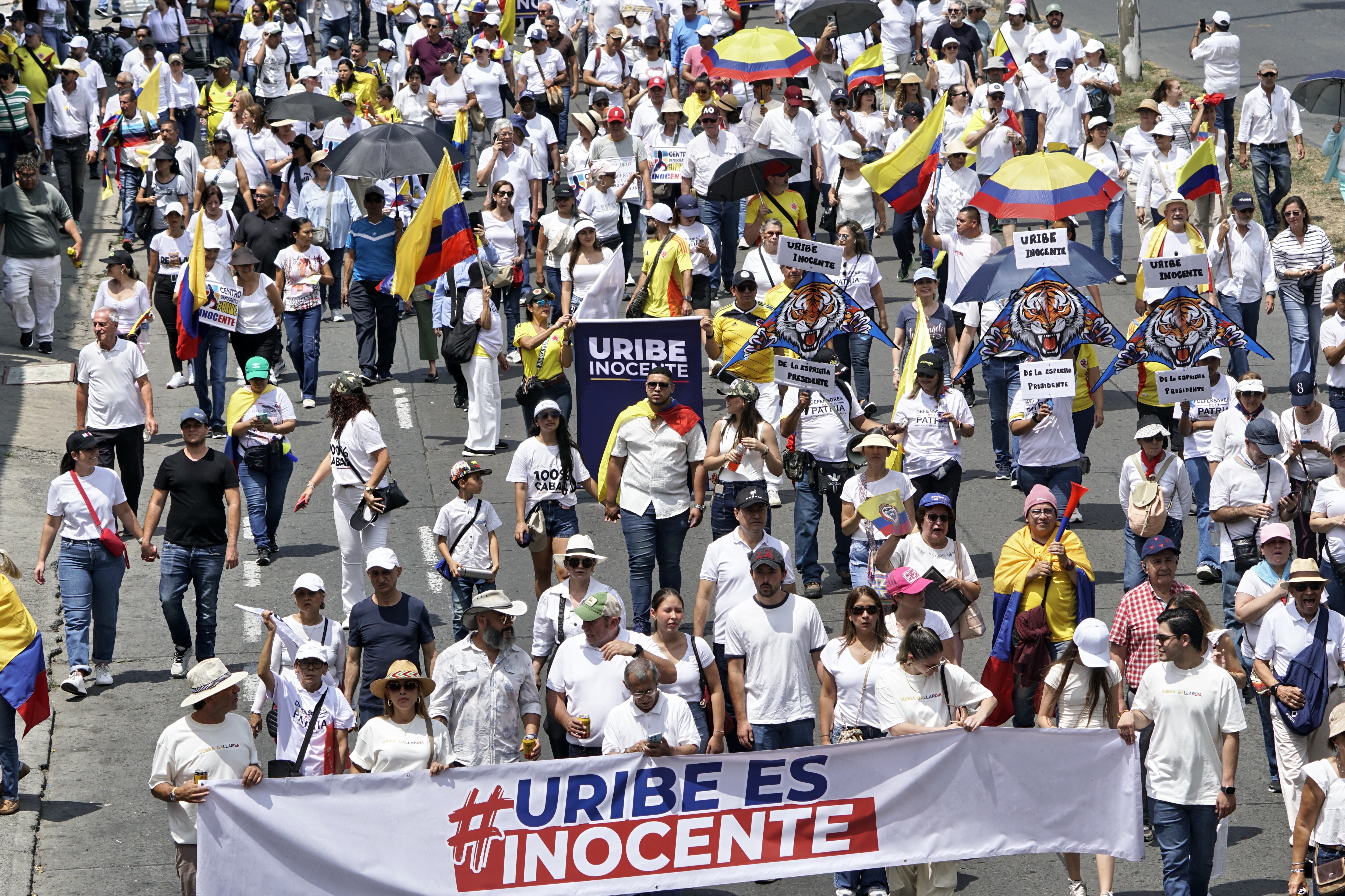 Marchas en apoyo al expresidente Álvaro Uribe en Cali. Foto Jorge Orozco