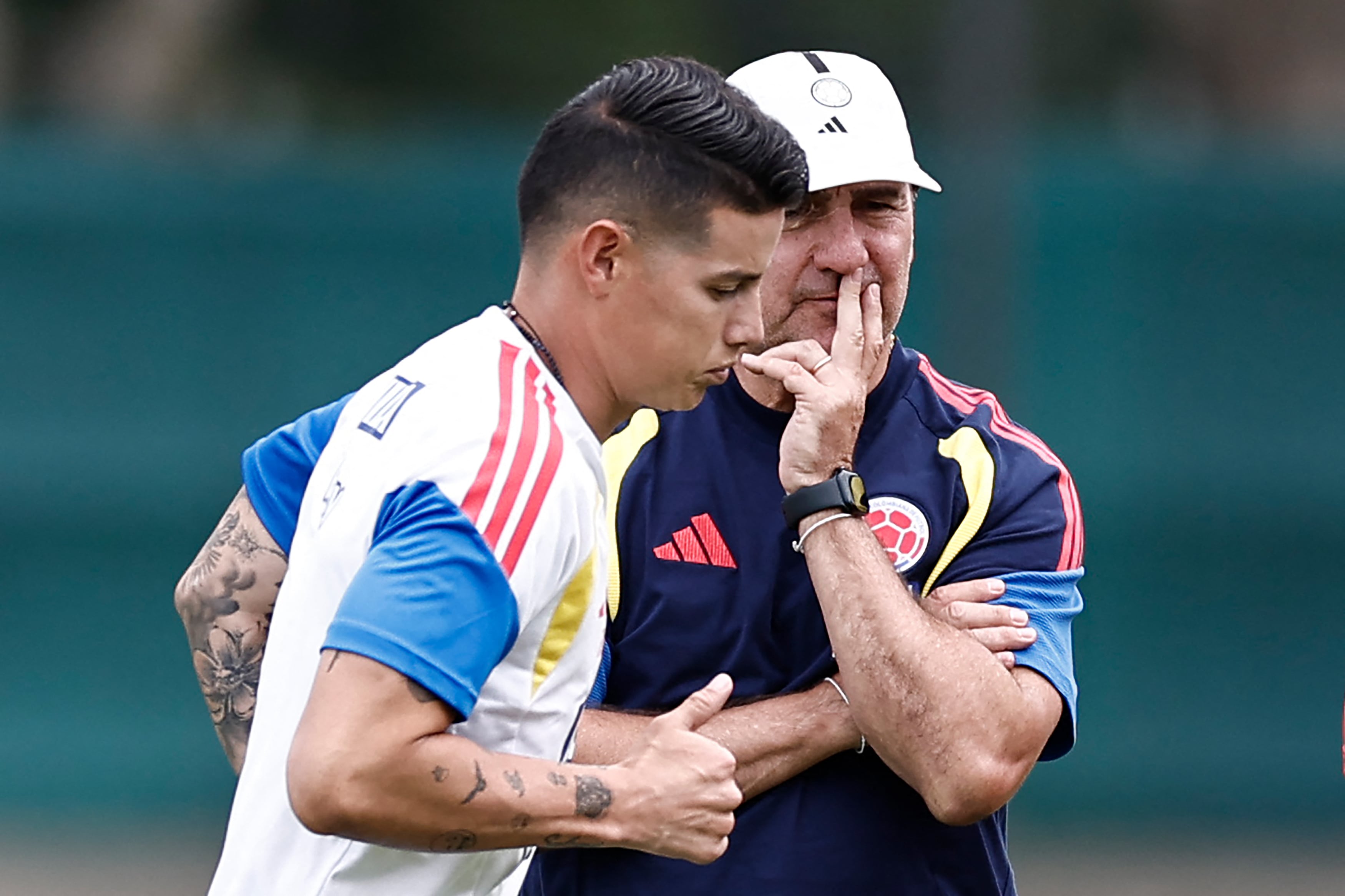 James Rodríguez ante la atenta mirada de Néstor Lorenzo en la Selección Colombia