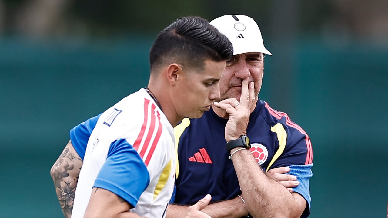James Rodríguez ante la atenta mirada de Néstor Lorenzo en la Selección Colombia.