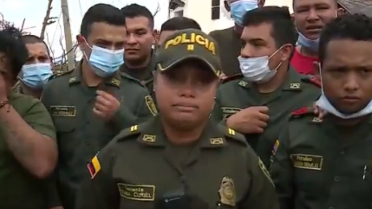 Video | Entre el llanto, policías en Providencia enviaron un mensaje a sus familias: “estamos bien”