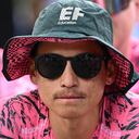 Esteban Chaves se llevó las miradas esta semana usando un gorro pesquero antes de tomar la partida en el Dauphiné