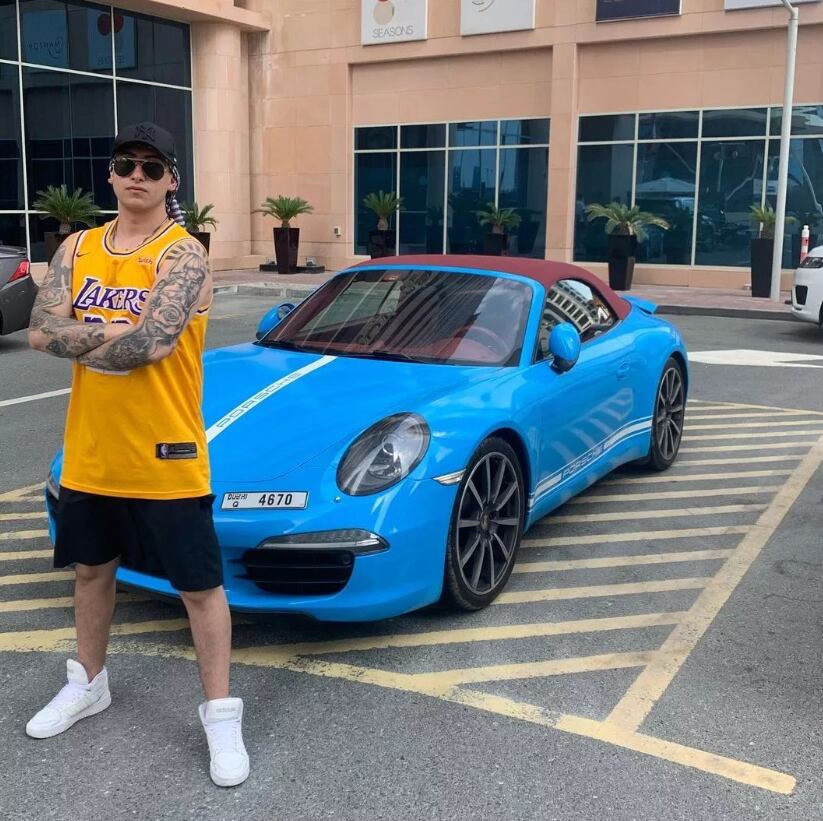 Santiago Luna utiliza sus redes sociales para presumir viajes y autos lujosos. Se desconoce si estos vehículos son de su propiedad.