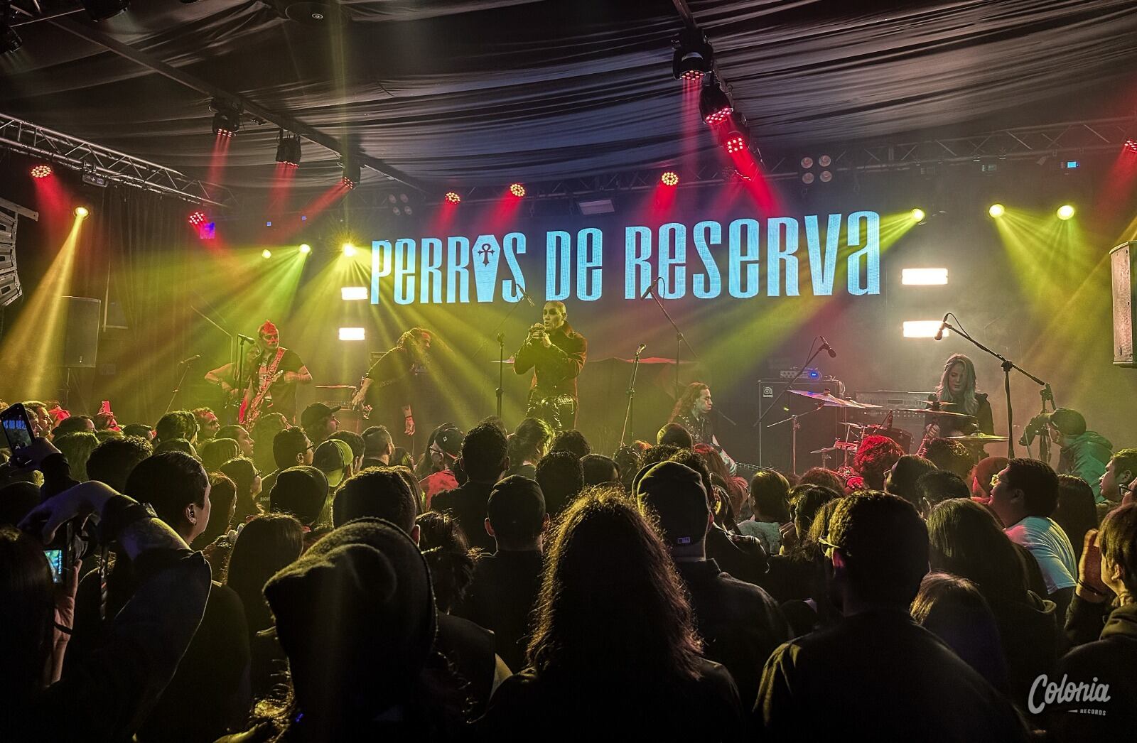 La propuesta de Perros de Reserva demostró ser madura y coherente con su imagen y sonidos, y no por nada ha tenido una gran aceptación de la audiencia y de la crítica.