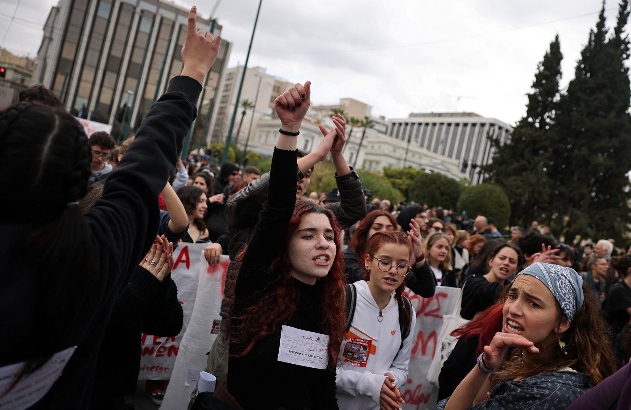 En imágenes : protestan por mortal accidente de tren en Grecia.