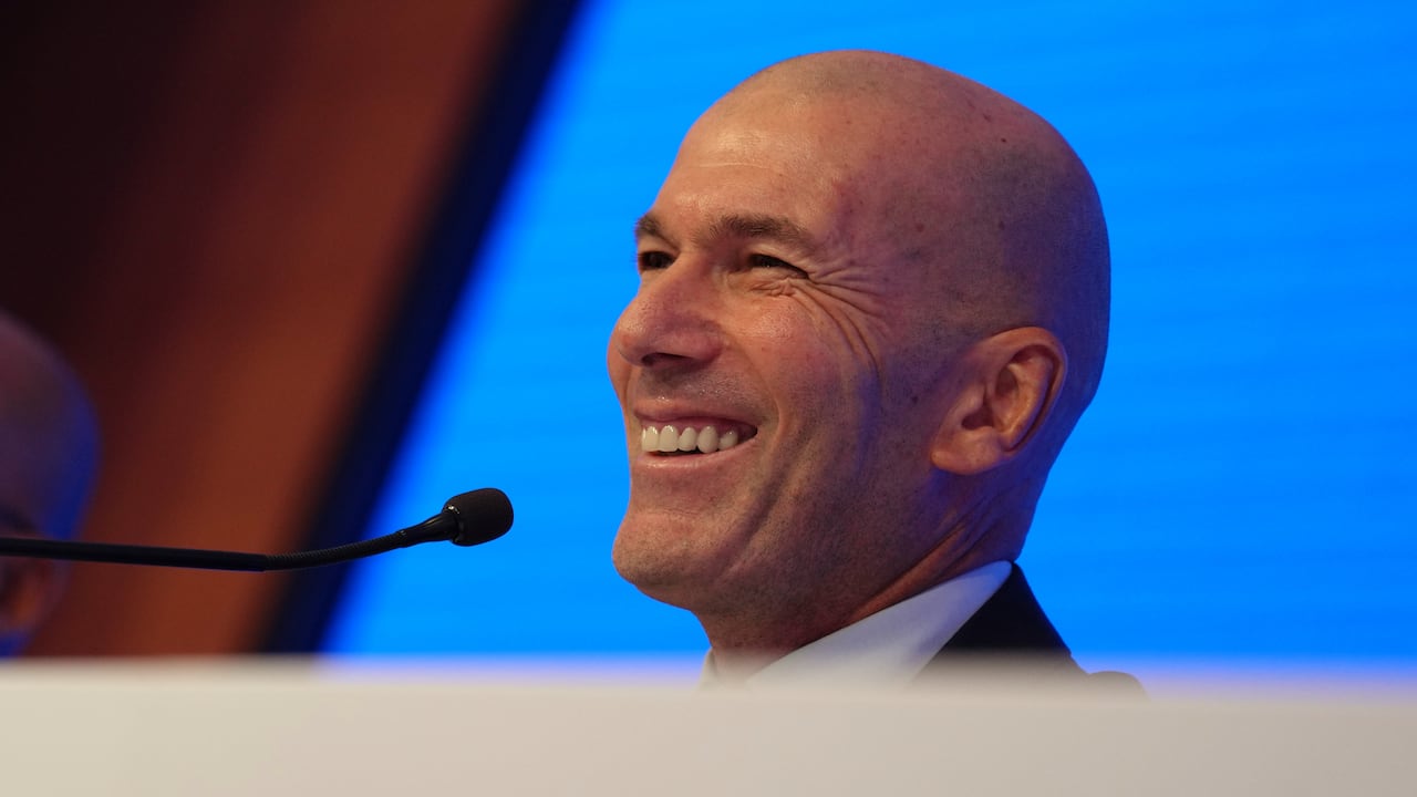 Zinedine Zidane sonríe en la rueda de prensa de presentación como nuevo DT de Francia.