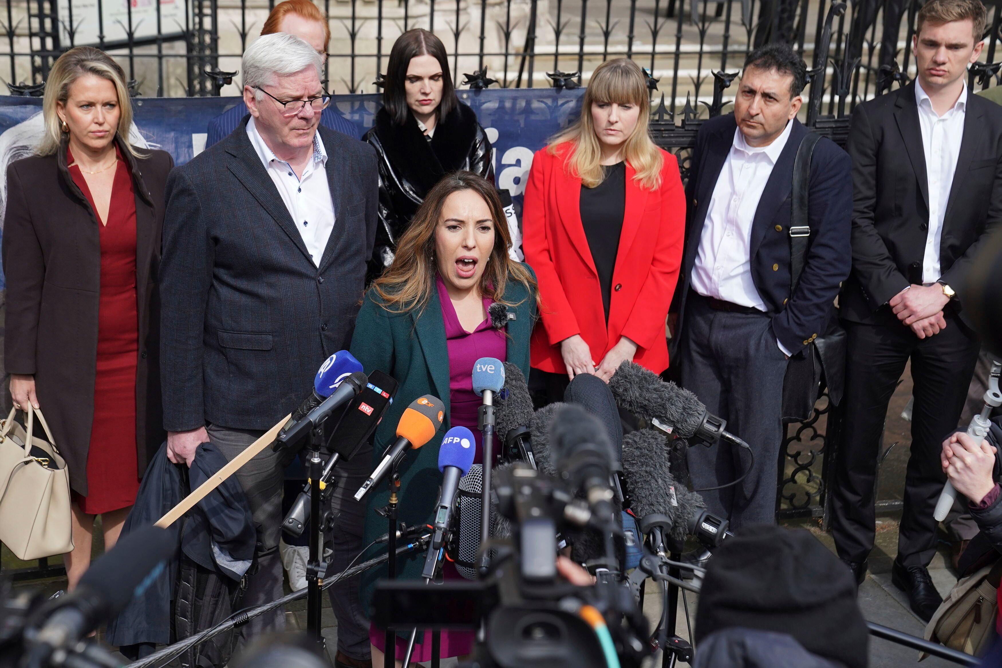 La esposa de Julian Assange, Stella Assange (centro), habla con los medios de comunicación fuera de los Tribunales Reales de Justicia de Londres, antes de la decisión sobre si el último intento del fundador de WikiLeaks en el Reino Unido de presentar una apelación sobre su extradición a Estados Unidos puede seguir adelante. el martes 26 de marzo de 2024