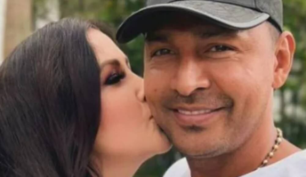 La pareja llamó la atención en redes sociales por su relación amorosa.