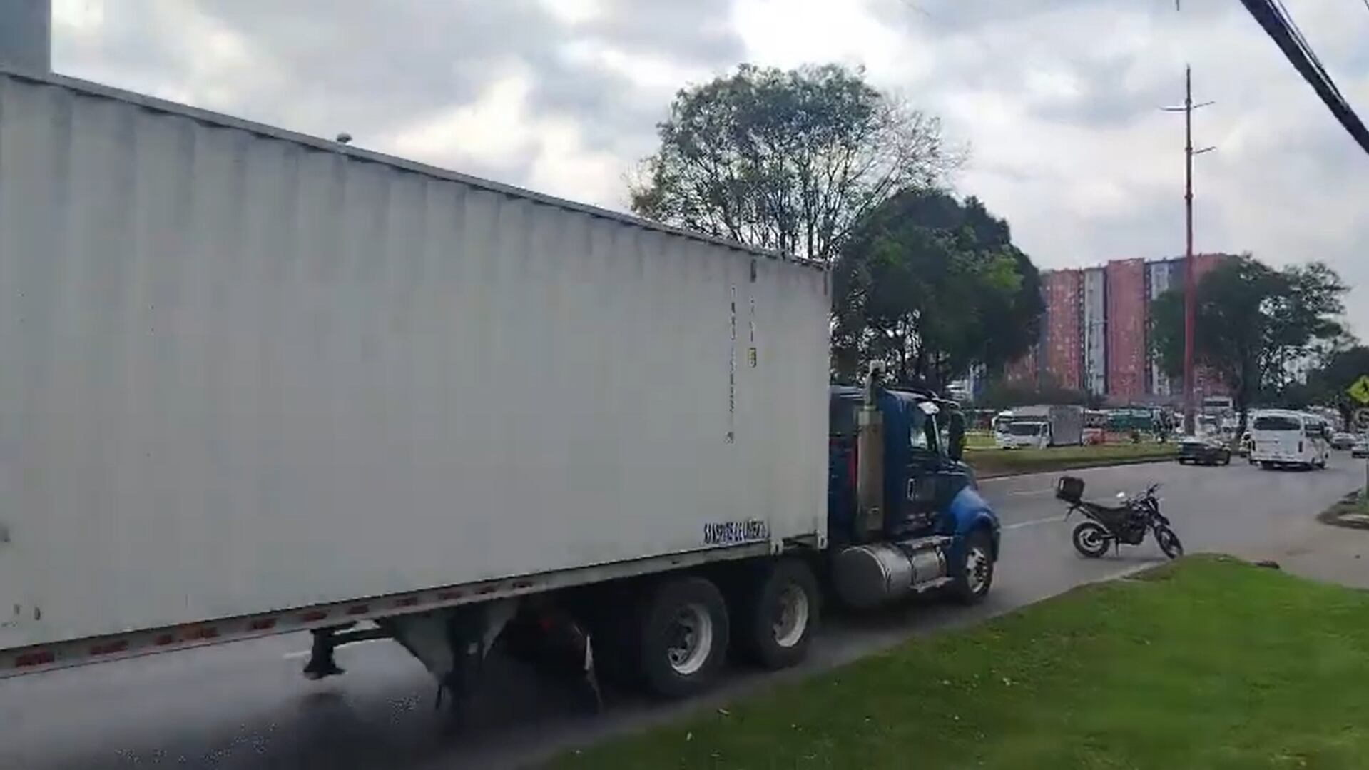 Tractocamión por averías técnicas bloquea uno de los carriles Av. Centenario con carrera 78G.  - X (@BogotaTransito)