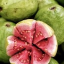 La guayaba es una fruta rica en vitamina C, incluso tiene mucha más que la naranja