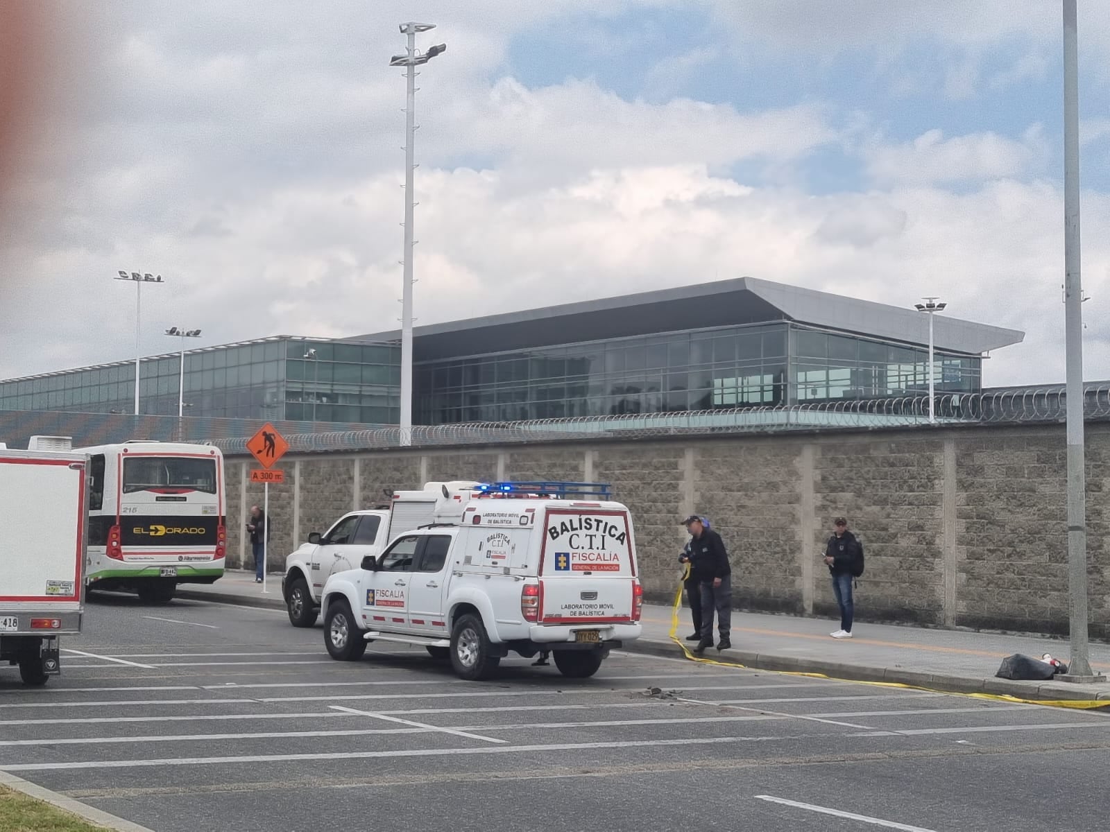 Este es el momento en el que los agentes realizan el levantamiento del cadáver del delincuente.