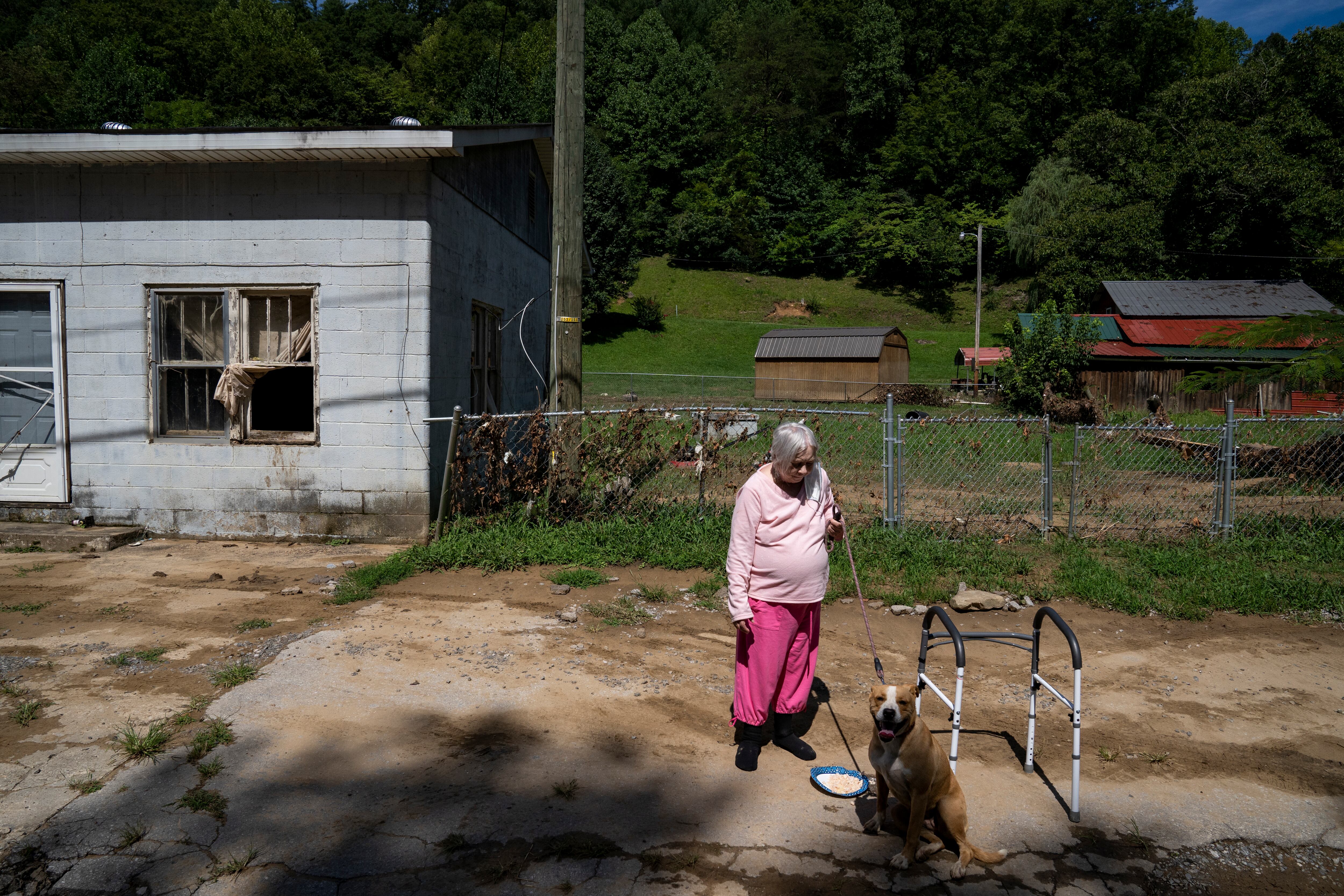 HAZARD, KY - 06 DE AGOSTO: Linda Engle Chaffins, de 70 años, espera a un representante de FEMA junto a la carretera en el condado de Perry, Kentucky, cerca de Hazard el 6 de agosto de 2022. Miles de residentes del este de Kentucky han perdido sus hogares después de que las devastadoras tormentas de lluvia se hayan inundado la zona durante la última semana. El número de muertos se sitúa en 37 personas. Michael Swensen/Getty Images/AFP (Foto de Michael Swensen/GETTY IMAGES NORTH AMERICA/Getty Images vía AFP)