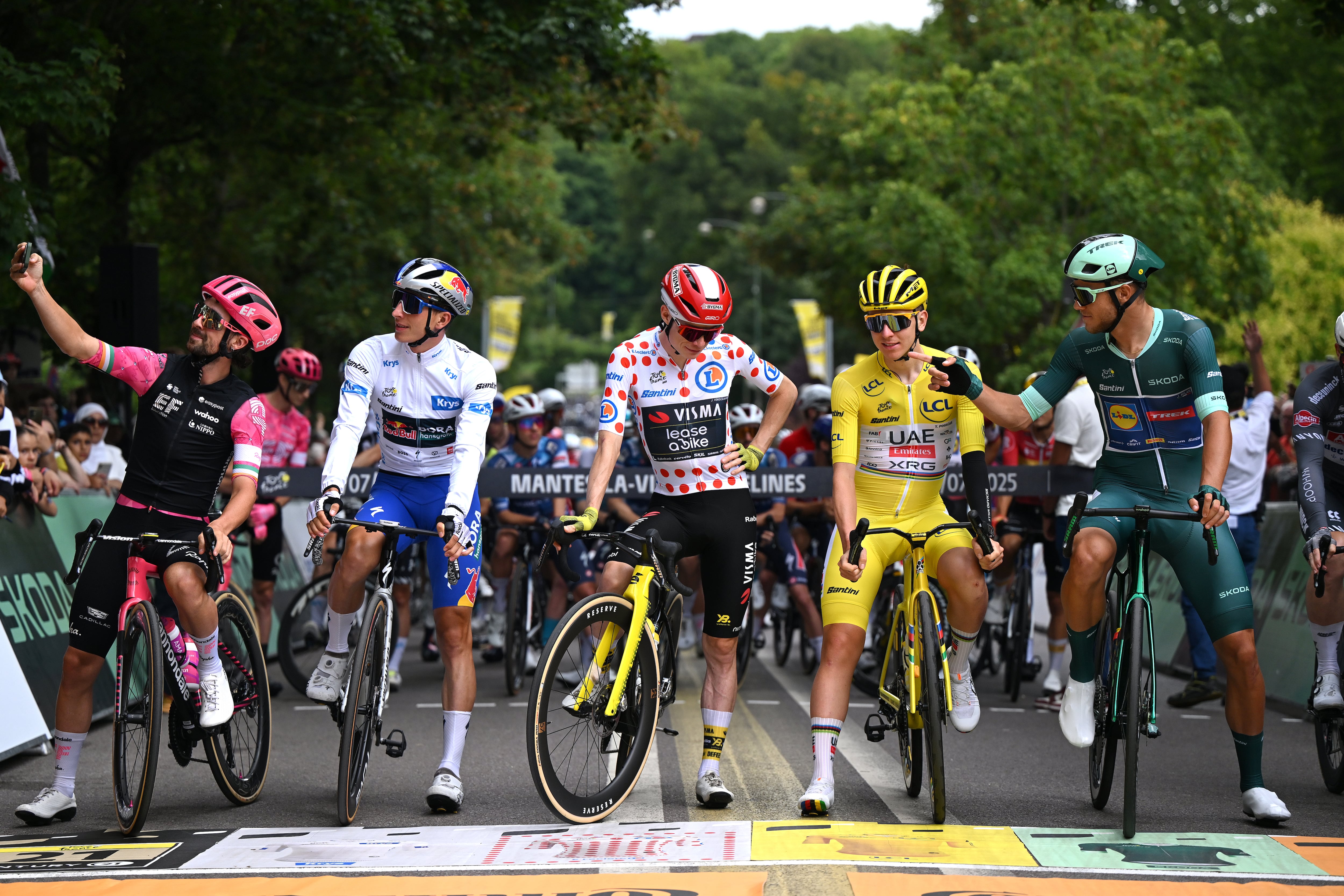 Jonas Vingegaard en el punto de partida junto a otras estrellas del ciclismo mundial como Tadej Pogačar.