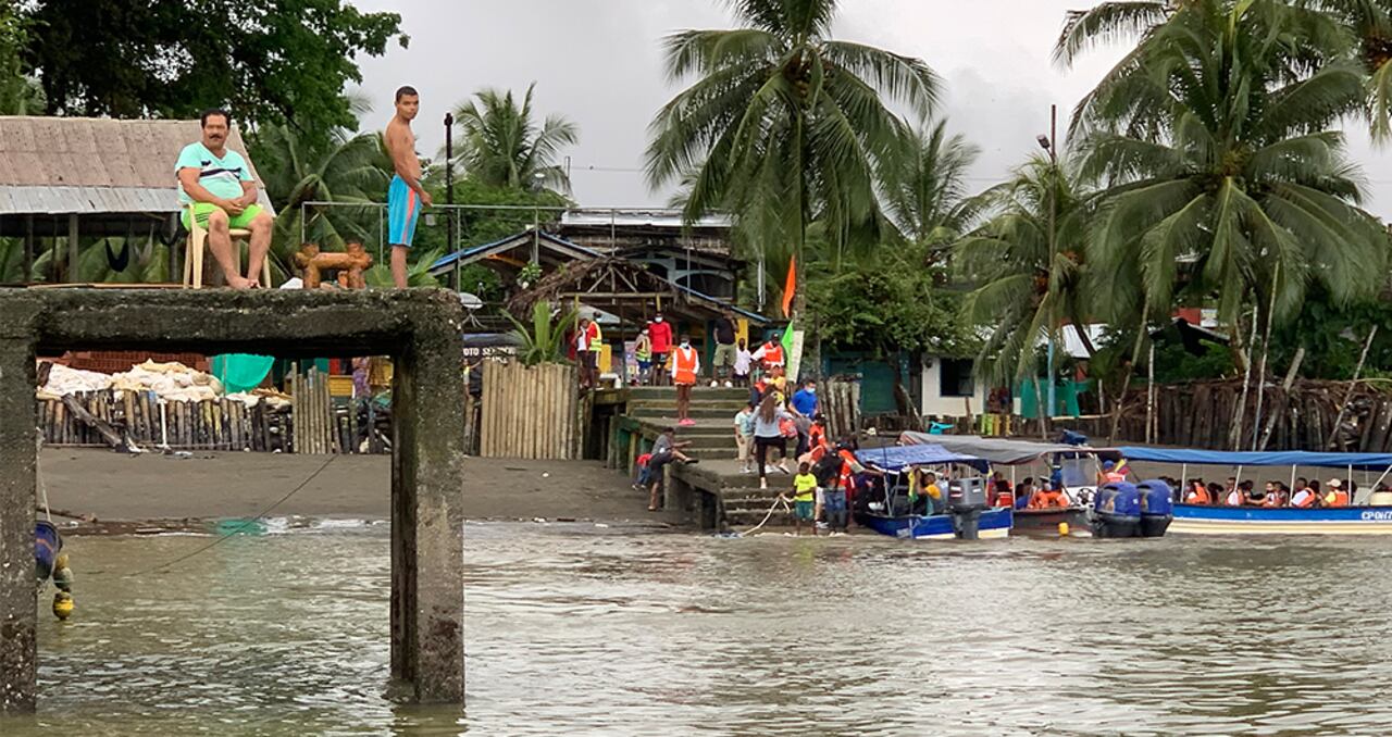 Comunidades originarias de las ensenadas del Pacífico como Guapi, Ladrilleros, Piangüita o La Bocana quedaron aislados del mundo en medio de la cuarentena del coronavirus. Los guardacostas de buenaventura les llevaron ayudas humanitarias en lancha durante 4 meses seguidos.