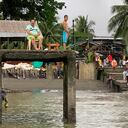Comunidades originarias de las ensenadas del Pacífico como Guapi, Ladrilleros, Piangüita o La Bocana quedaron aislados del mundo en medio de la cuarentena del coronavirus. Los guardacostas de buenaventura les llevaron ayudas humanitarias en lancha durante 4 meses seguidos.