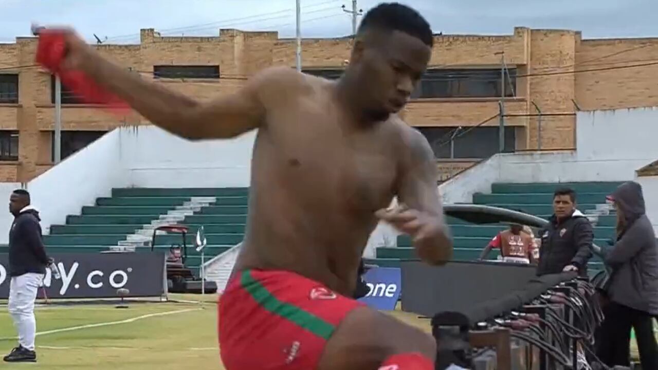 El jugador de Patriotas se hizo viral por su furia al ser sustituido.