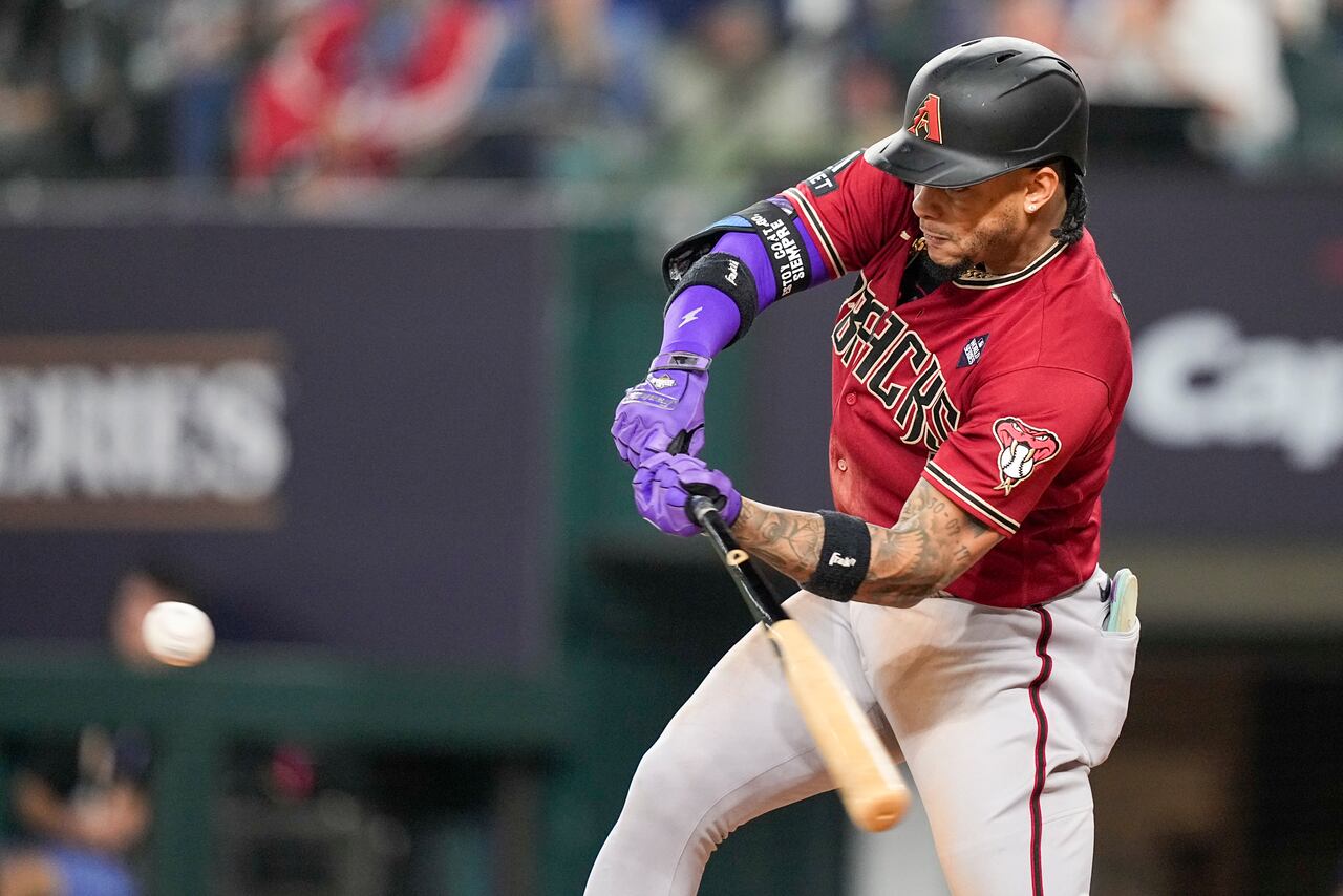 El imparable de Marte en la quinta entrada dio a los Diamondbacks una ventaja de 5-3 sobre Texas. El quisqueyano se convirtió en el único pelotero de la historia que ha bateado hit en sus primeros 17 duelos de playoffs.