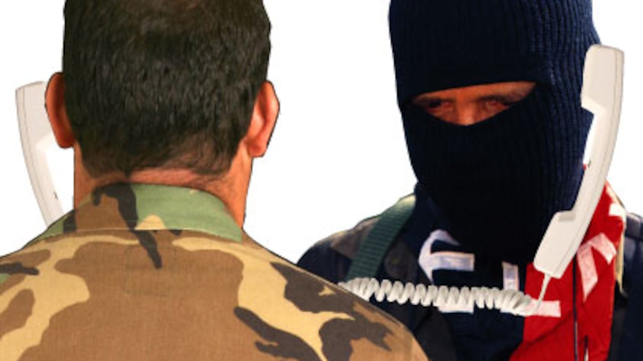 “No nos pisemos las mangueras”, dice el guerrillero y pide que muevan las tropas para entrar a Pueblo Nuevo y matar a varios milicianos de las farc. “No hay problema” responde el mayor