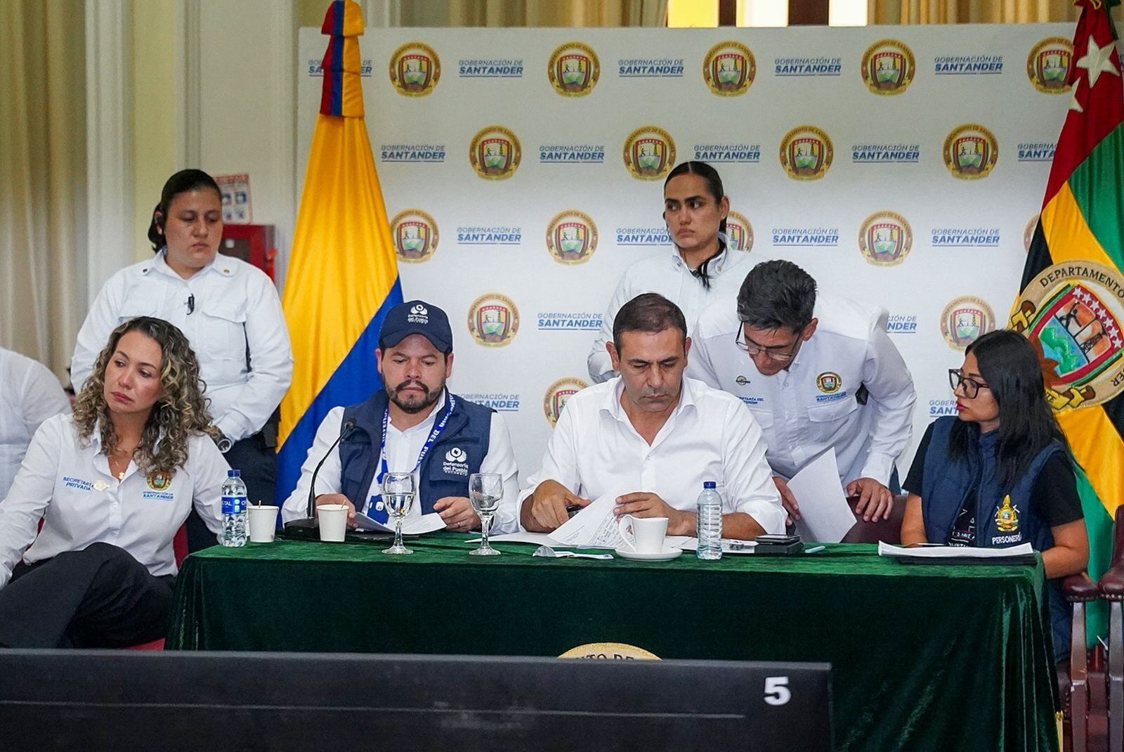 Mesa de concertación de las comunidades y la Gobernación de Santander ante impuesto predial.
