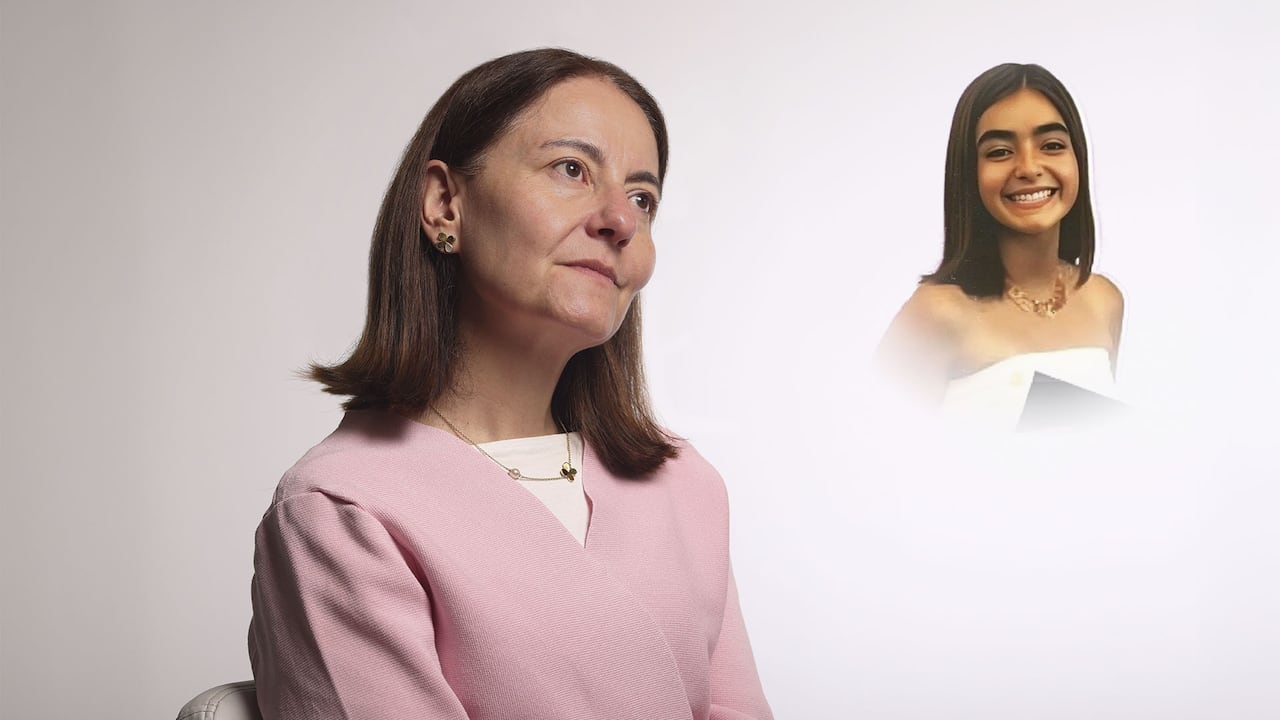 “No lo perdoné para quitarle la responsabilidad, sino para poder vivir en paz y continuar con mi propósito”, afirma Ximena Céspedes Arboleda, la mamá de Ana María, quien no descansará hasta lograr justicia para su hija, en un proceso que se ha dilatado debido a los continuos recursos presentados por los abogados del acusado y sin fecha aún para el juicio. Foto Guillermo Torres Reina - SEMANA