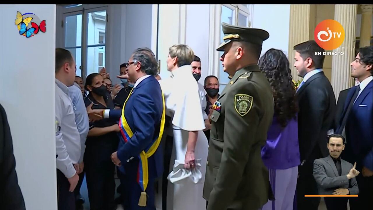 Gustavo Petro y su familia saludan a los empleados de la Casa de Nariño. Foto: Transmisión oficial posesión presidencial.