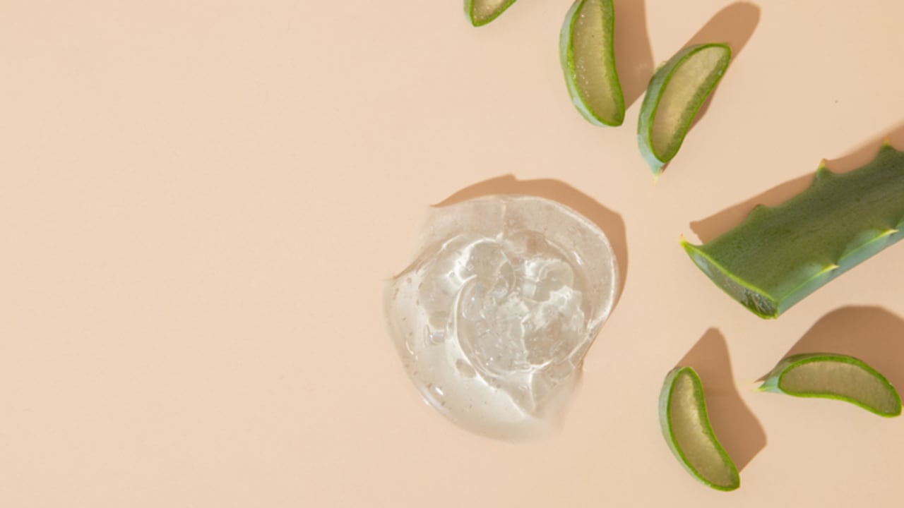 El gel de aloe vera y cúrcuma es ideal para reducir las ojeras.