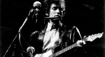 El instrumento que interpretó en el Festival de Newport de 1965 será subastado a fin de año. 