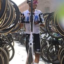 Nairo Quintana recibe el pasillo de honor en su última carrera como profesional.