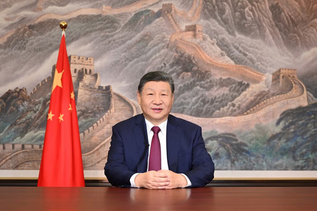 En esta foto publicada por la Agencia de Noticias Xinhua, el presidente chino, Xi Jinping, pronuncia su mensaje de Año Nuevo 2026 en Beijing el miércoles 31 de diciembre de 2025.