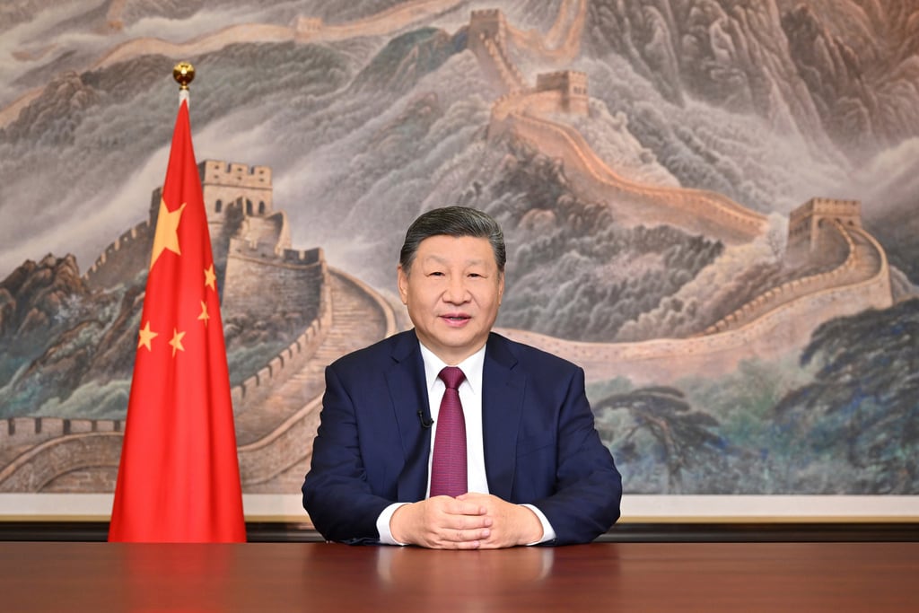 En esta foto publicada por la Agencia de Noticias Xinhua, el presidente chino, Xi Jinping, pronuncia su mensaje de Año Nuevo 2026 en Beijing el miércoles 31 de diciembre de 2025.