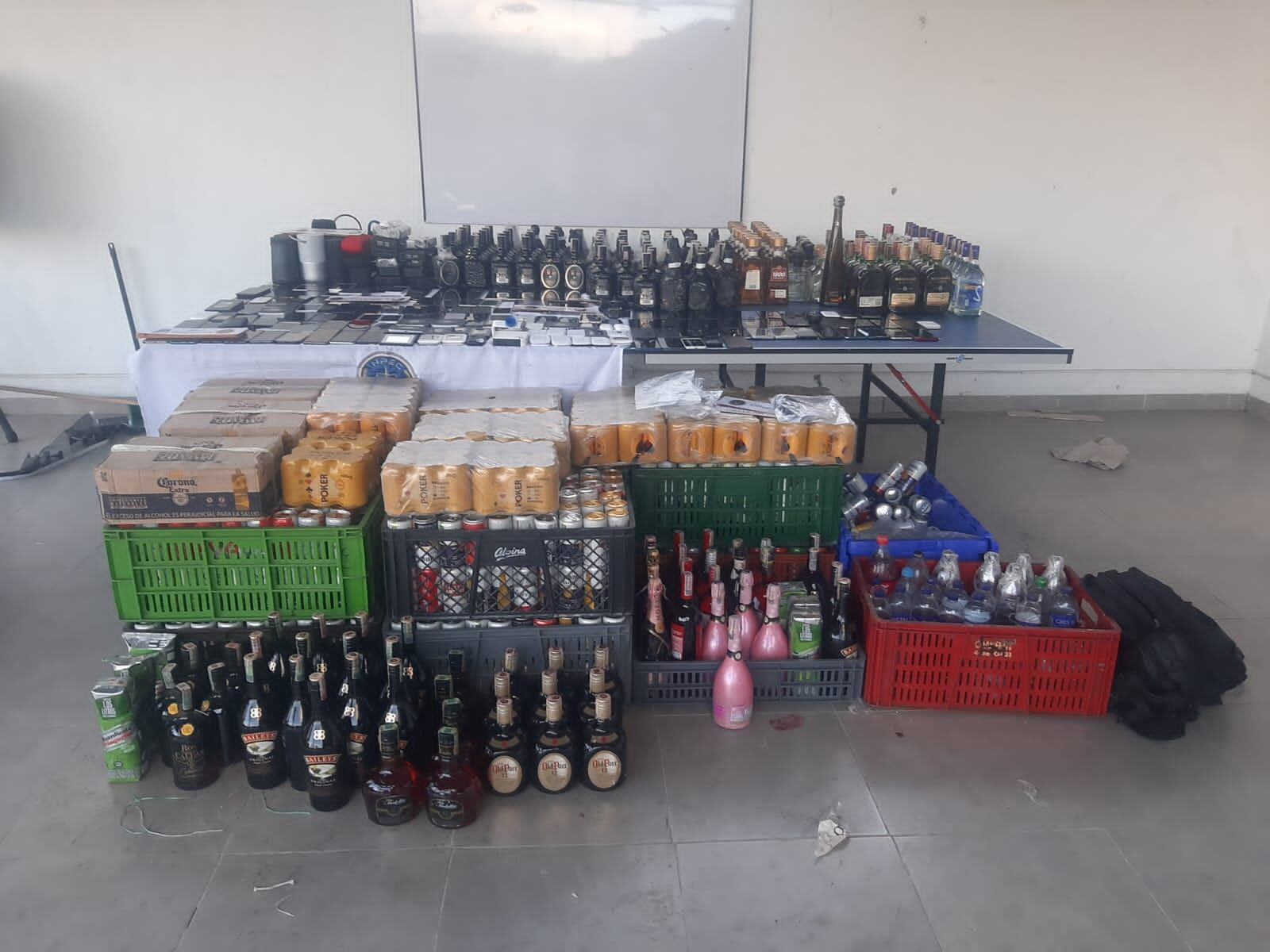 El Inpec adelantó un operativo en la cárcel La Picota en el sur de Bogotá. Los hallazgos parecen sacados de un remate en un Gastrobar.