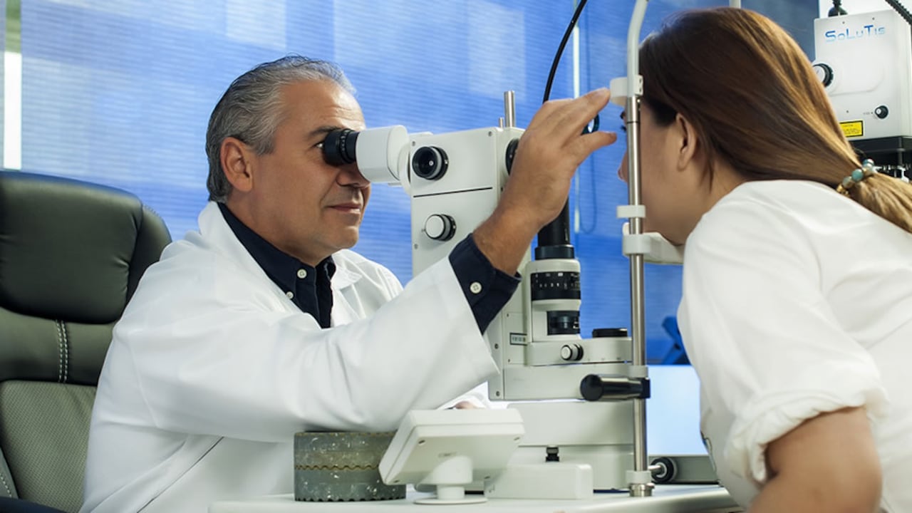 Las personas que tienen el síndrome de ojo seco deben usar gotas artificiales para humedecer sus ojos.