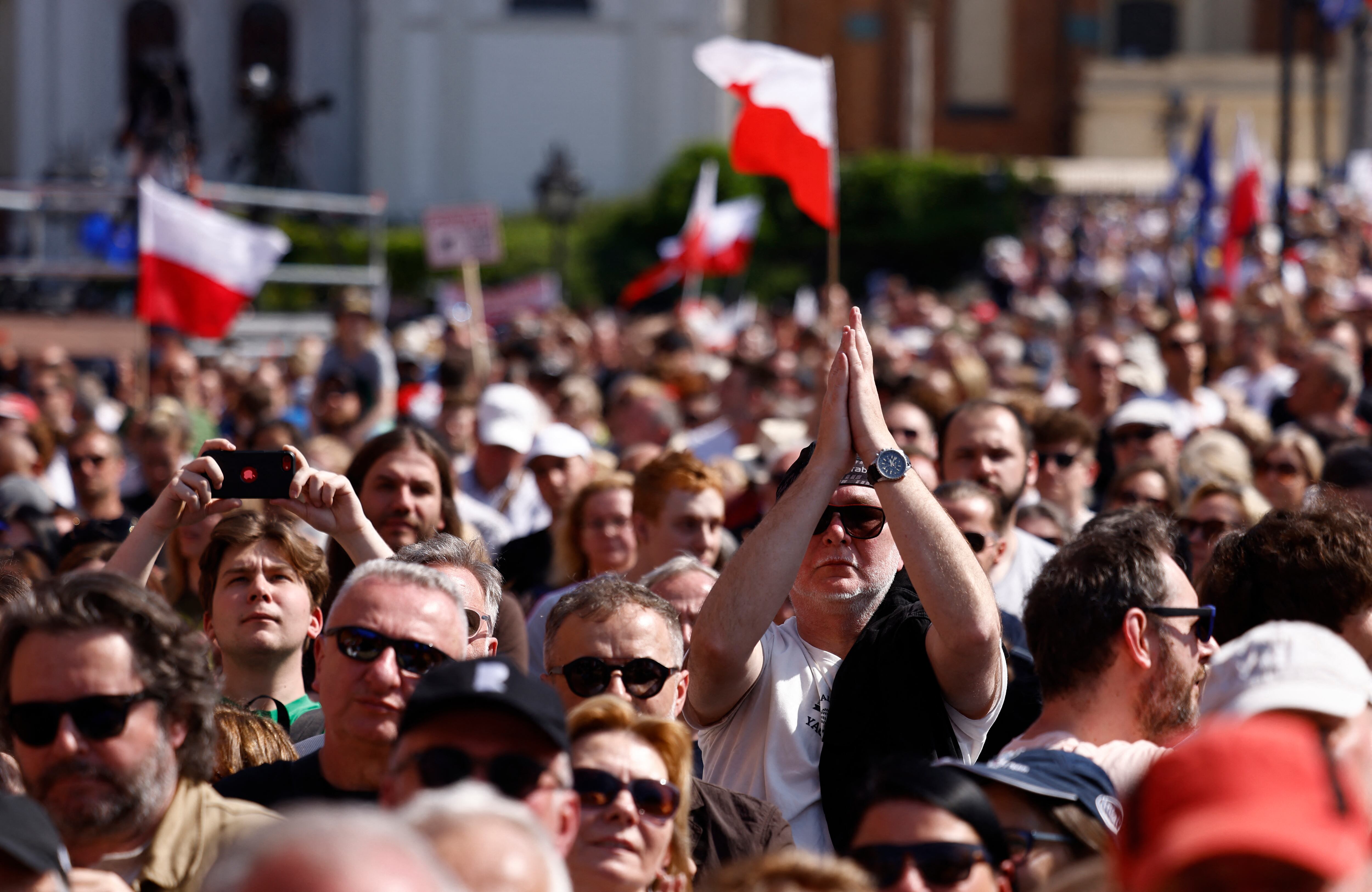 En la protesta  estuvo presente la principal figura de la transición, Lech Walesa, líder del sindicato Solidaridad y posteriormente presidente del país, así como organizaciones de la sociedad civil, feministas y activistas LGTBI, colectivos afectados por las leyes ultraconservadoras impulsadas por el Gobierno del PiS. (Photo by Wojtek Radwanski / AFP)