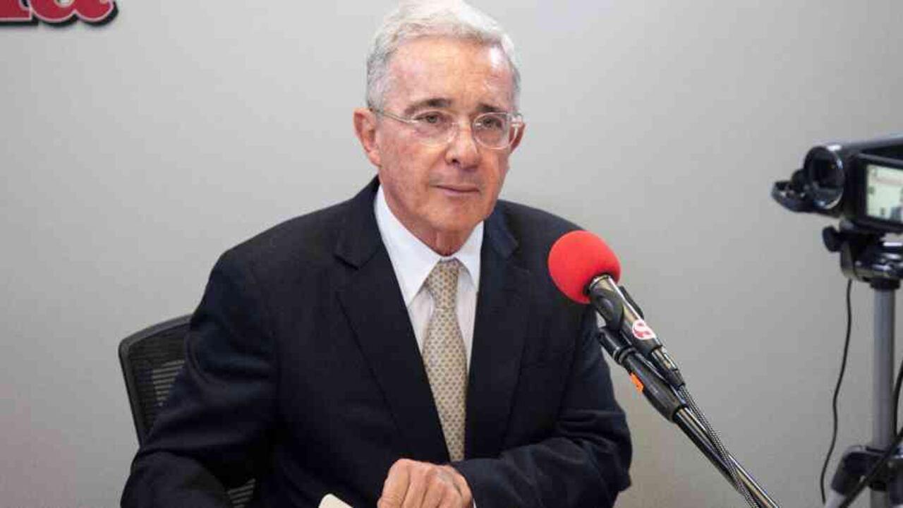 "Pregunteme lo que quiera, pero tenga en cuenta estas canas cuando le digo siguiente pregunta", le dijo Uribe a Vicky