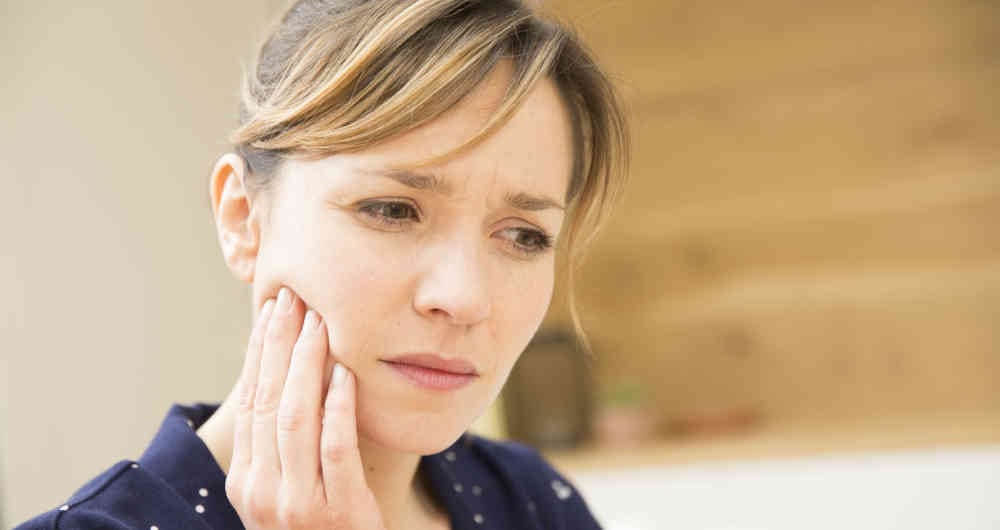 El dolor de muela puede aliviarse con la aplicación de compresas frías en la mejilla. 