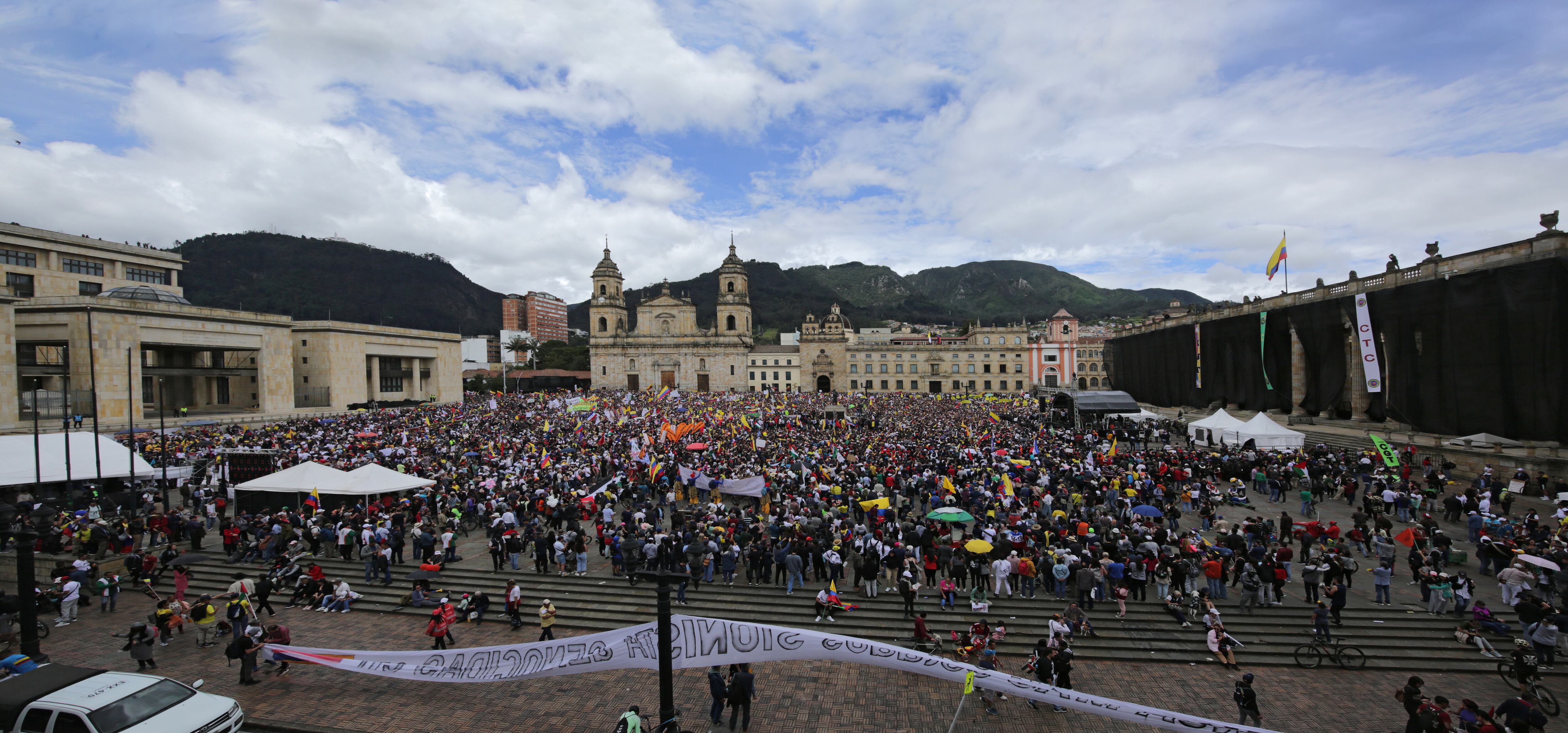 Este 1 de mayo se llevaron a cabo las  manifestaciones del Día Internacional del Trabajo. Igualmente, se realizó una nueva jornada de movilizaciones en favor del gobierno de Gustavo Petro, quien convocó a todos sus simpatizantes.
panorámica  
Bogota mayo 1 del 2024
Foto Guillermo Torres Reina / Semana