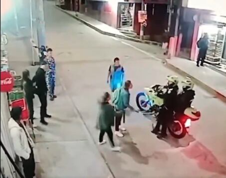 La comunidad reclamó a los policías por agredir al perro.