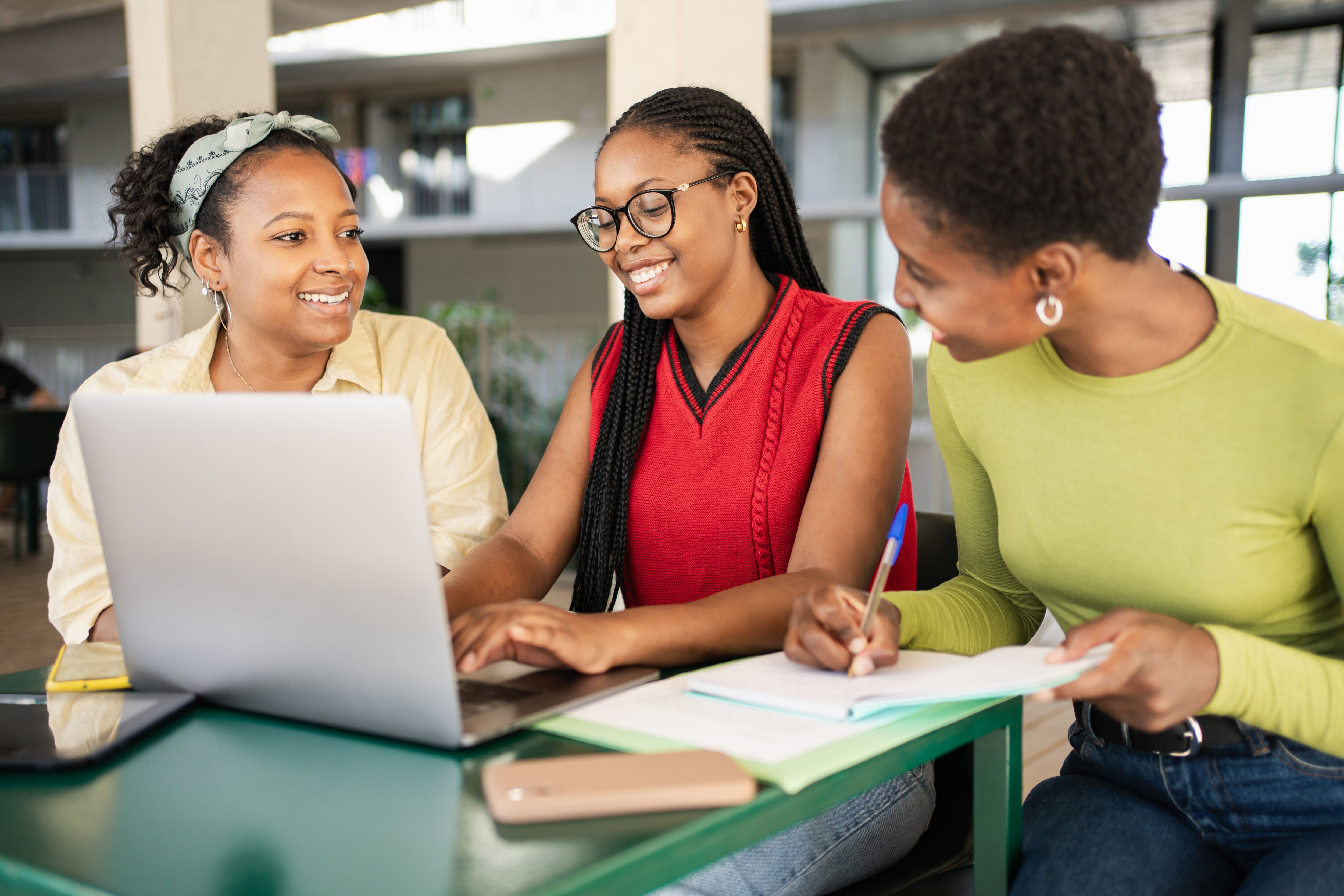 Durante más de dos décadas, la compañía ha fortalecido sus políticas de inclusión laboral, ofreciendo oportunidades para personas en Guachené, Vereda de Sofía,
Puerto Tejada, Villa Rica y Santander de Quilichao.