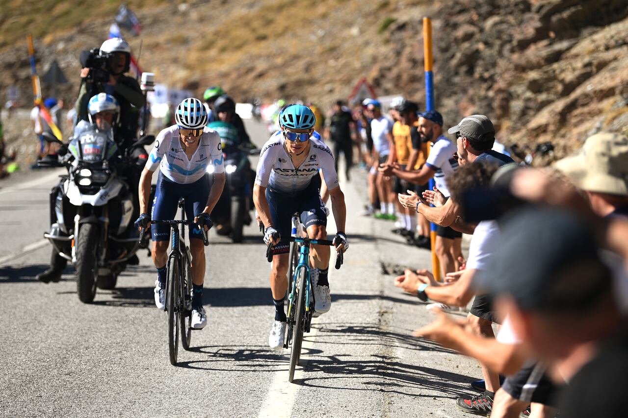Miguel Ángel López y Enric Mas en la trepada final de la etapa 15.